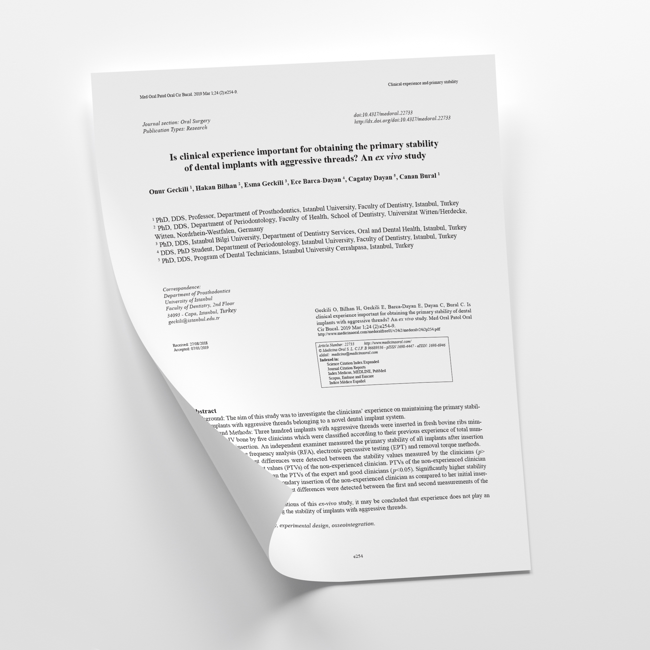 Is clinical experience important for obtaining the primary stability of dental implants with aggressive threads? An ex vivo study