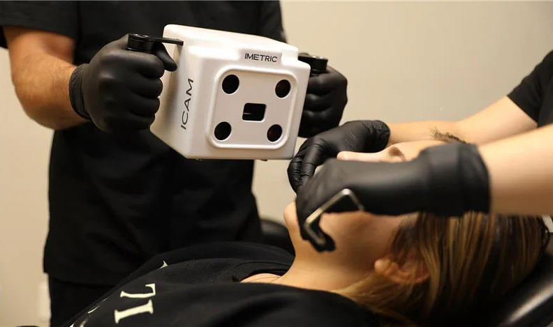 Extraoral photogrammetry camera recording scan bodies